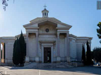 Ci dirigiamo ora verso la vicina basilica di Santa Fara, l� dove ci � stato rivelato si trovano tre statue in cartapesta presenti un tempo nella cappella Sylos Labini. Furono infatti spostate quando il luogo fu sconsacrato
